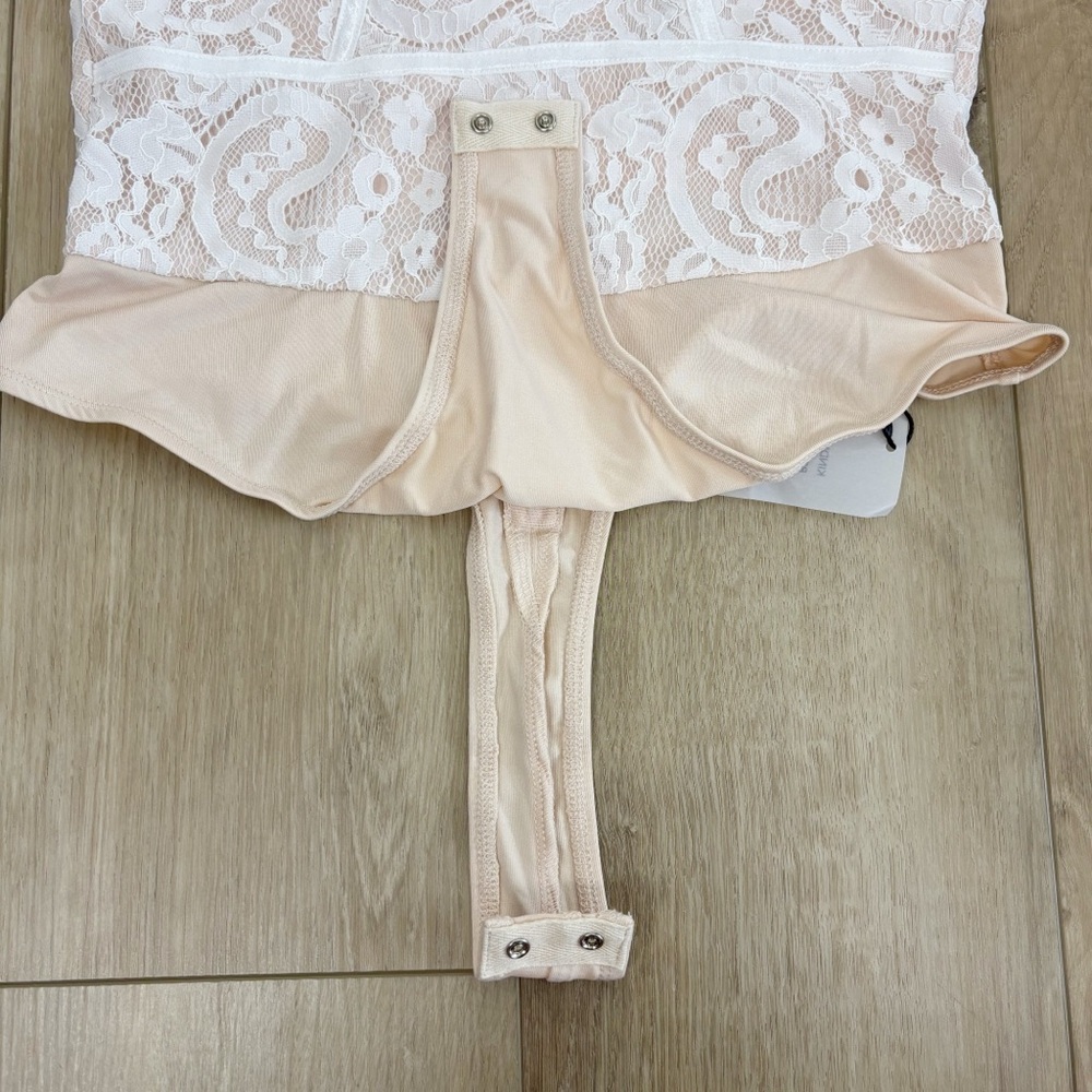 Superdown Stasia Lace Bodysuit in White & Nude Size S - Picture 7 of 11